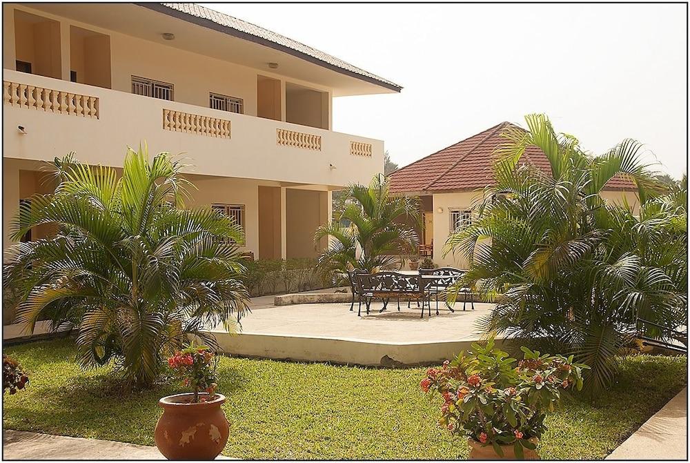Bamboo Garden Hotel Serrekunda Extérieur photo